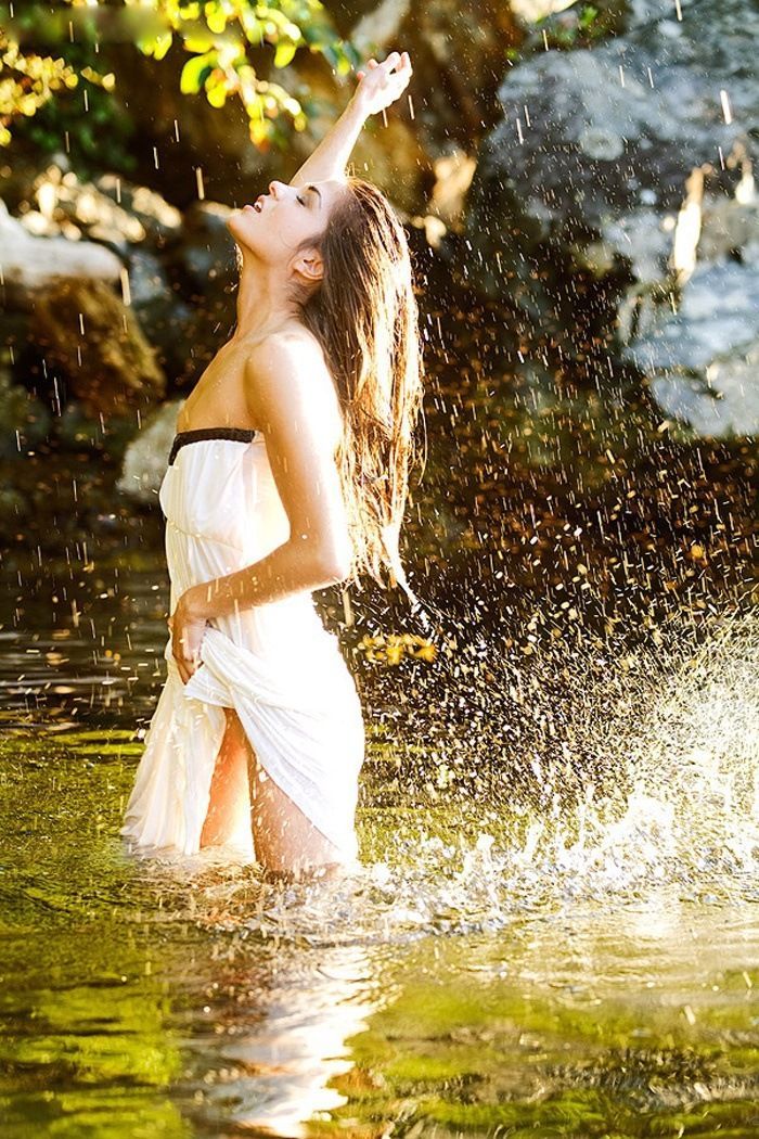 Marie Avgeropoulos in Bogor